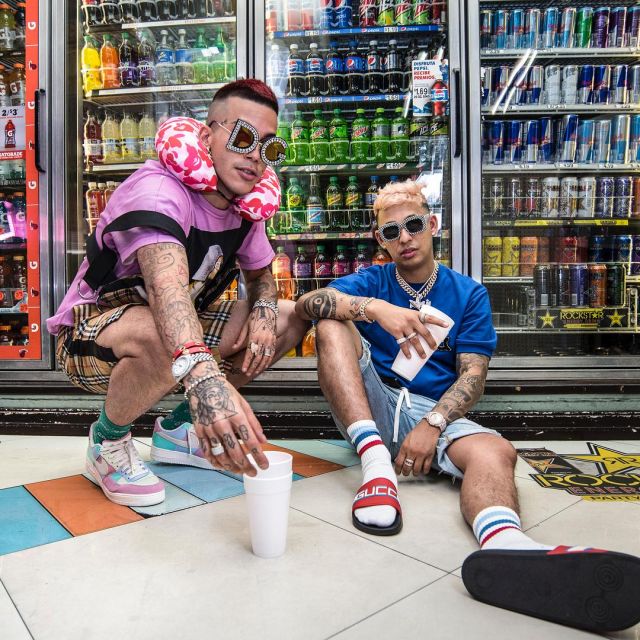 The Mules with rubber band Gucci that carries the friend of the singer Sfera Ebbasta on his instagram