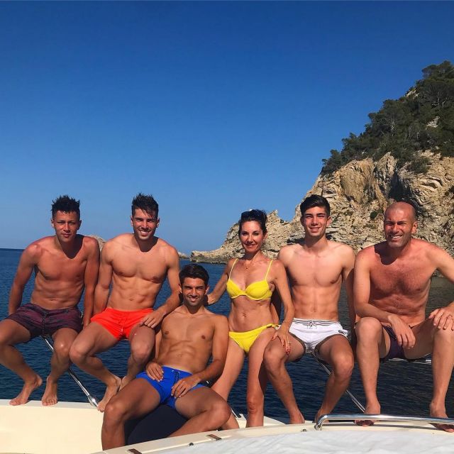 The two-piece swimsuit with yellow seen on the account Instagram of Enzo Zidane