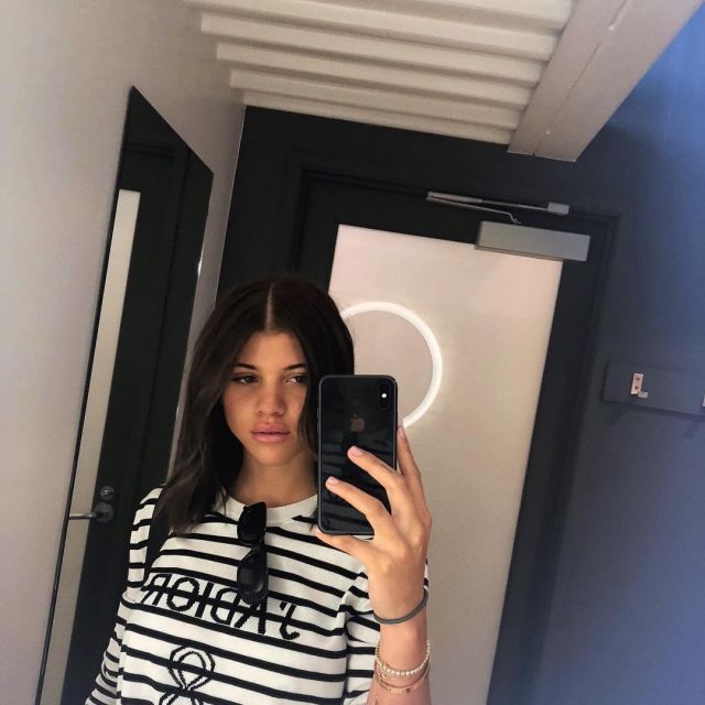 The smartphone iPhone X Apple used by Sofia Richie on his account Instagram