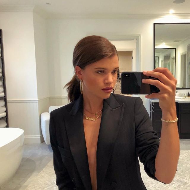 The smartphone iPhone X Apple-branded account on the Instagram of Sofia Richie