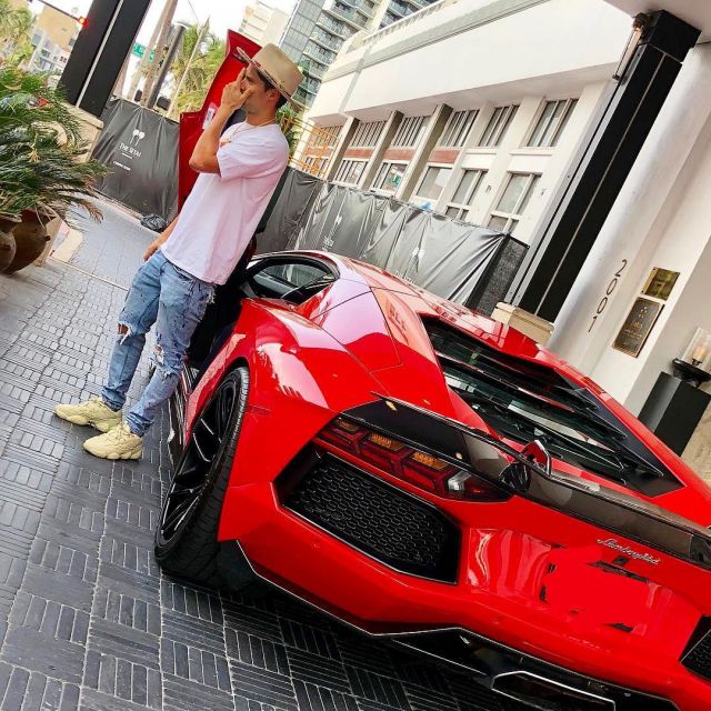 Le tshirt blanc uni que porte l'Artiste Alec Monopoly sur son compte instagram