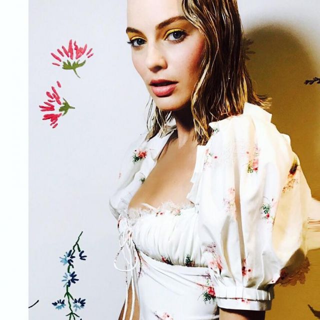 La robe longue à fleurs  Doda floral print cotton and silk blend gown de Margot Robbie sur son compte Instagram