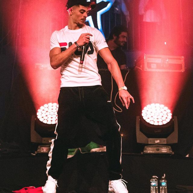 Pantalones de chándal Fila usados por Prime en concierto en una publicación de Instagram
