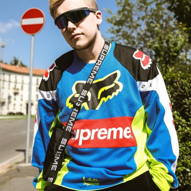 Le maillot de moto-cross multicolore Supreme Fox que porte le youtubeur Vladislav Kirillov sur son compte instagram