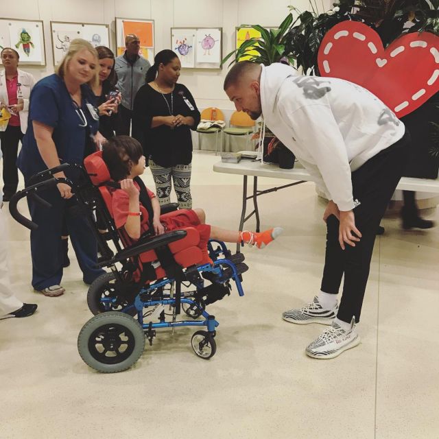 Sneakers Adidas Yeezy Boost 350 V2 "zebra" made by Chandler Parsons on his account Instagram