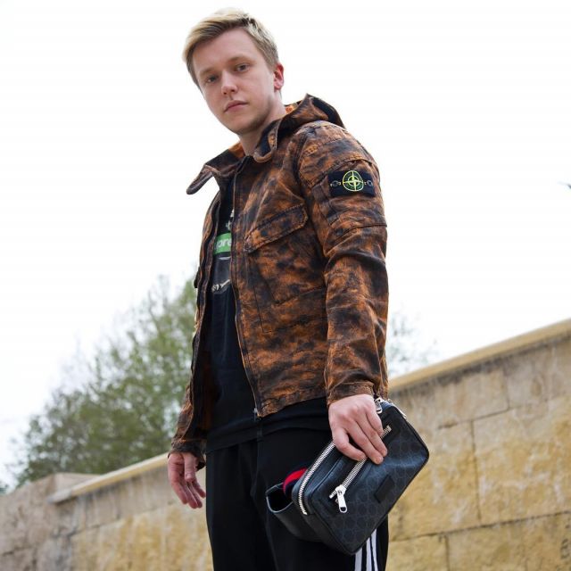The Bag belt black canvas Gucci that carries the youtubeur Vladislav Kirillov on his account instagram