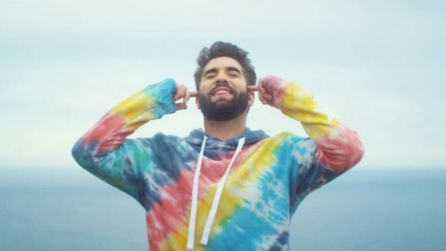 Le sweat­shirt Amiri à Im­primé Tie Dye de Kendji Ji­rac dans le video clip Pour ou­blier