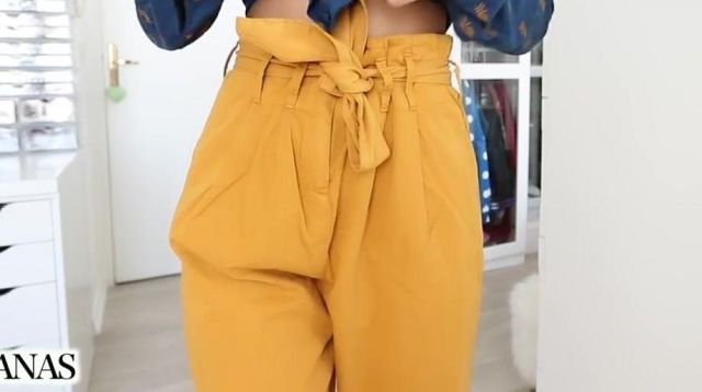 Le pantalon jaune présenté par Sananas dans sa vidéo YouTube ENORMES SOLDES POUR TOUS LES STYLES + ESSAYAGES !