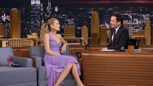 The purple dress asymmetrical Roland Mouret Felcourt one shoulder silk crepe dress of Blake Lively at the Tonght show with Jimmy Fallon