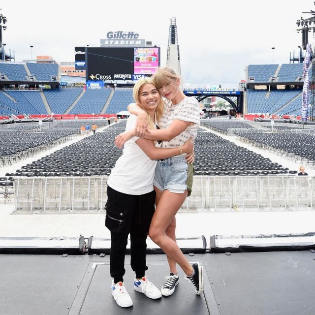 Le crop-top blanc rayé de Taylor Swift sur le compte Instagram de @hayleykiyoko
