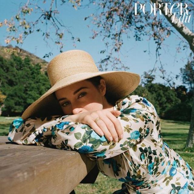 La robe longue à fleurs Gucci Floral print silk twill midi dress de Shailene Woodley sur son compte Instagram