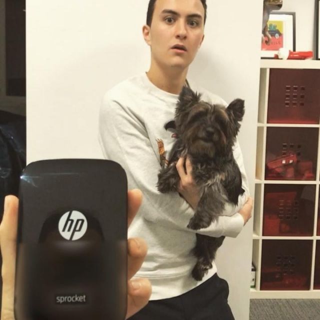 L'imprimante HP sprocket noire vue sur la vidéo du compte Instagram de Hugo Posay (@hugop0say)