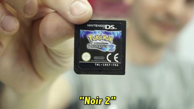 Le jeu video Pokémon noire 2 pour nintendo DS échangé par Charles dans la vidéo de Hugo Posay "On a échangé un stylo contre un iPhone"