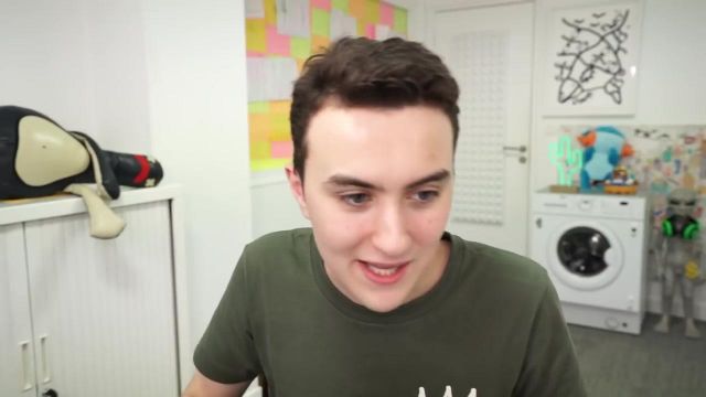 The lamp, green cactus view in the background of the video of Hugo Posay "I tried a code generator v bucks"