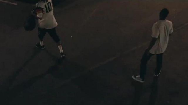 Les sneakers noires Vans Old Skool que porte Jay Rock dans son clip OSOM