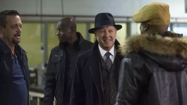 Le chapeau porté par Raymond Reddington (James Spader) dans la série The Blacklist (S05E13)