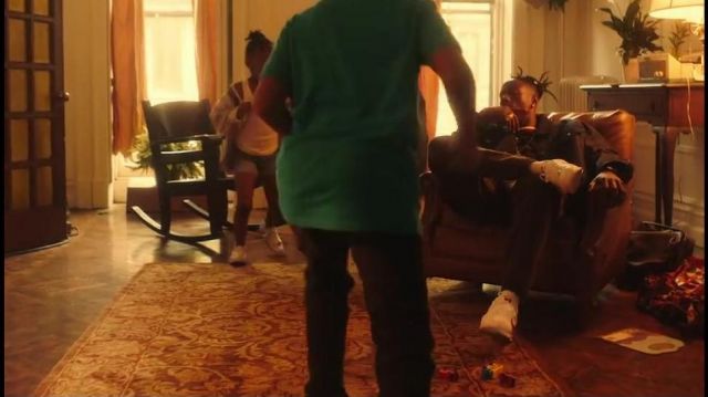 Les sneakers blanches et rouges Nike Cortez Basic Leather Forrest Gump portées dans le clip Temptation de Joey Bada$$