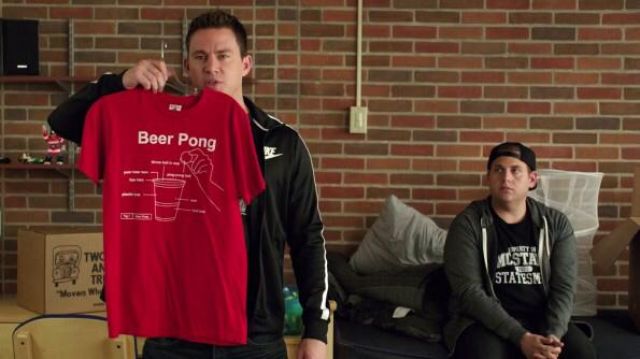 Le t-shirt rouge "Beer Pong" présenté par Jenko (Channing Tatum) dans 22 Jump Street