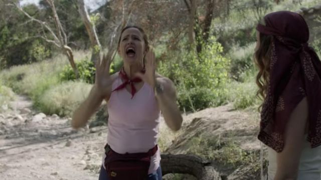 Le débardeur rose de Kathryn Siddell-Bauers (Jennifer Garner) dans Camping saison 1