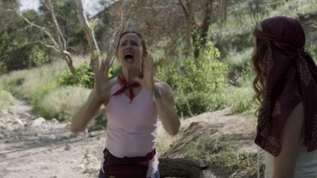 Le bandana rouge de Kathryn Siddell-Bauers (Jennifer Garner) dans Camping saison 1