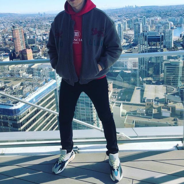 Les Sneakers Adidas Yeezy Boost 700 "wave Runner portées par Tiesto sur son compte Instagram