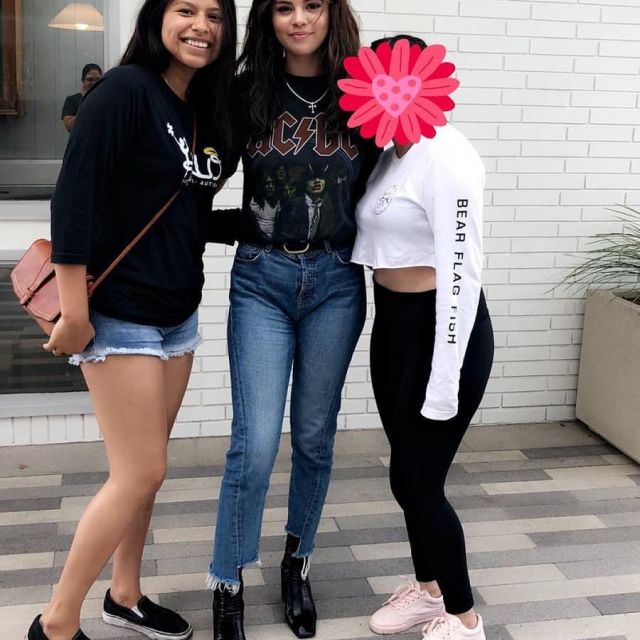 Les bottes noires Balenciaga de Selena Gomez avec t-shirt ACDC sur son post Instagram du 29/07/2018