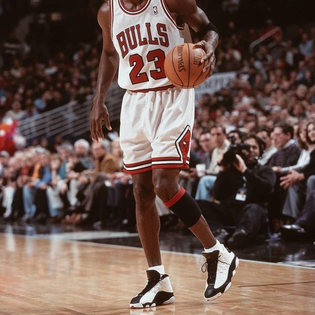 Les Sneakers Air Jordan 13 Retro "He Got Game 2018 Release"  portées par Michael Jordan sur le compte Instagram @kicksonfire