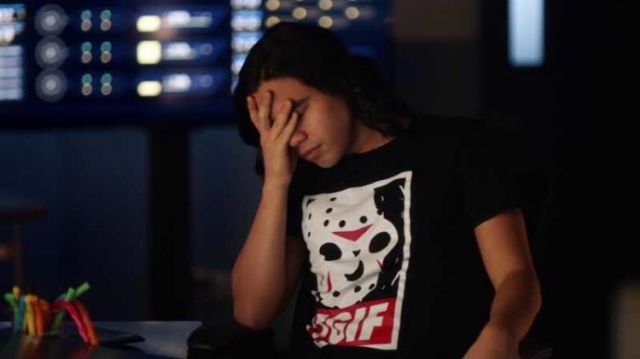 Le t-shirt TGIF porté par Cisco Ramon (Carlos Valdes) dans The Flash S04E16