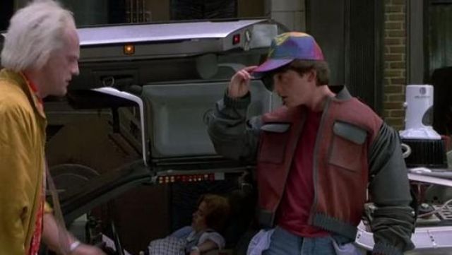 La casquette du futur portée par Marty McFly (Michael J. Fox) dans le Retour vers le Future II