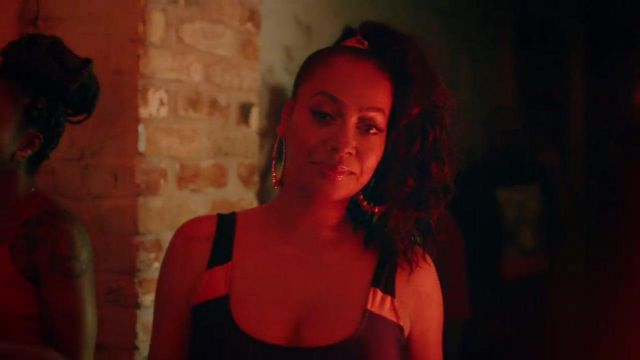 Or chic cerceaux porté par La La Anthony dans l'illusion de Drake clip vidéo "mes Sentiments"