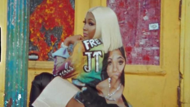 Personnalisé denim "Gratuit JT" veste portée par Yung Miami dans l'illusion de Drake clip vidéo "Mes Sentiments"