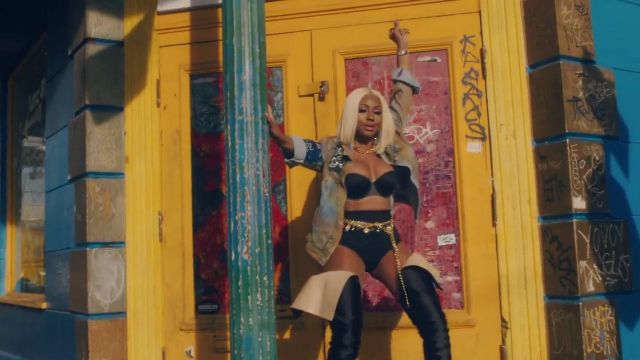 Les cuissardes noires Manolo Blahnik effet satiné portées par Yung Miami dans le clip de Drake "In my feelings"