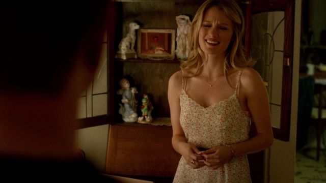 La robe d'été blanche de Bridgette (Ashley Hinshaw) dans True Blood S07E08