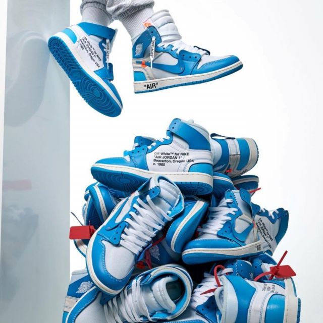 Les sneakers Air Jordan x Off White Nike AJ I 1 Powder Blue UNC sur le compte Instagram @fitrotation_