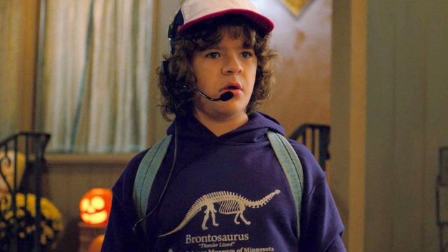 The sweatshirt Brontausorus of Dustin Henderson (Gaten Matarazzo) in Stranger Things Season 2 Episode 1