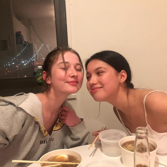 The chopsticks on the account Instagram of Maya Hawke