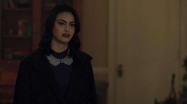 The necklace has faux pearls of Veronica Lodge (Camila Mendes) in ...