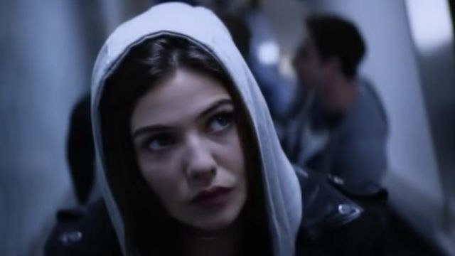 Le sweat à capuche gris de Kayla (Danielle Campbell) dans Tell Me a Story