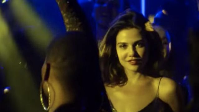 La robe caraco ornée de sequins de Kayla (Danielle Campbell) dans Tell Me a Story