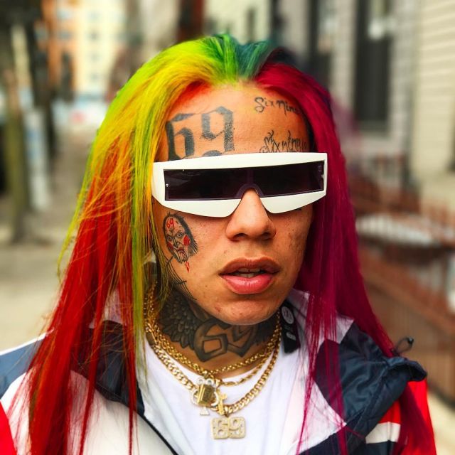 The white sunglasses WTF rectangular 6ix9ine on his account Instagram