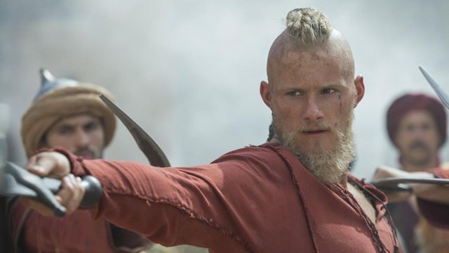 El brazalete vikingo de Björn Côtes-de-Fer (Alexander Ludwig) en la serie  Vikingos