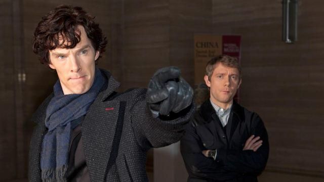 Sherlock Holmes (Benedict Cumberbatch) en cuir noir goves comme on le voit dans Sherlock