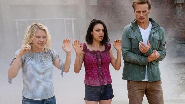 The trousers mustard of Sebastian (Sam Heughan) in " The Spy Who Dumped Me