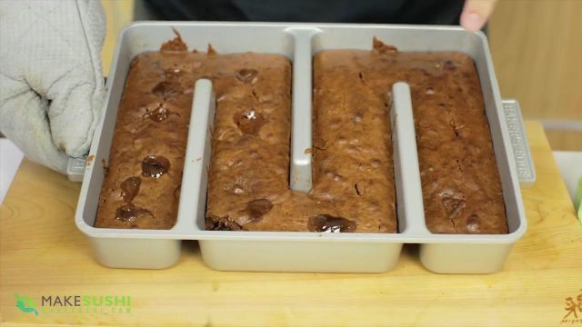 Brownie pan seen in the video "8 Innovative Kitchen Gadgets" by Davy Devaux on his channel How To Make Sushi