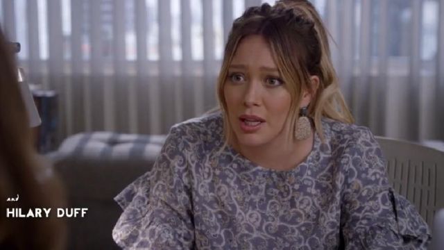 La robe florale de Kelsey Peters (Hilary Duff) dans Younger S05E09