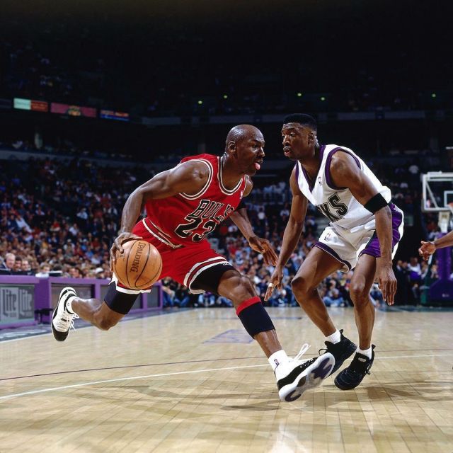 Les Sneakers Air Jordan 11 Retro "concord 2011 Release" porté par Michael Jordan sur Instagram account @brkicks