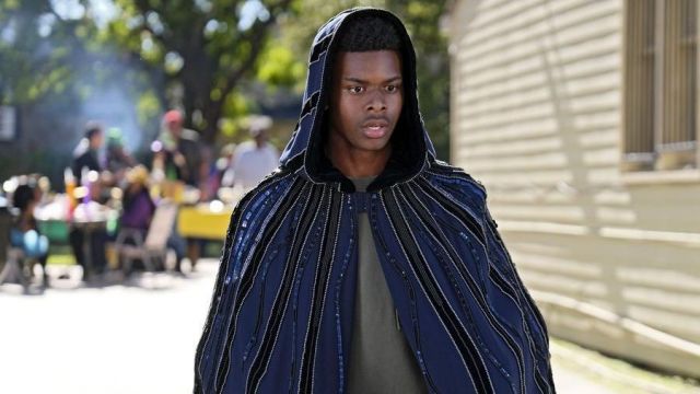 Capa a rayas usada por Tyrone Johnson (Aubrey Joseph) como se ve en Capa y daga S01E10