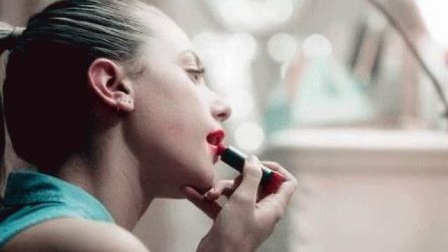 The collection of gloss / lipstick to Betty Cooper (Lili Reinhart) in Riverdale S01E03