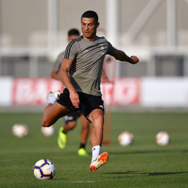 Le maillot d'entraînement de la Juventus Turin saison 2018-2019 porté par Cristiano Ronaldo sur son compte Instagram