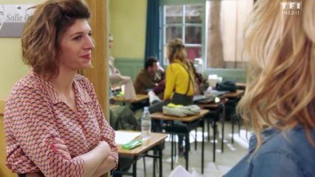 The blouse of the CPE (Juliette Tresanini) in Tomorrow Belongs to Us